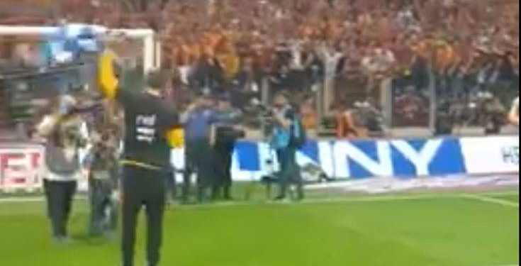 Ο Κώστας Μήτρογλου σήκωσε την ελληνική σημαία στην Κωνσταντινούπολη – Newsbeast