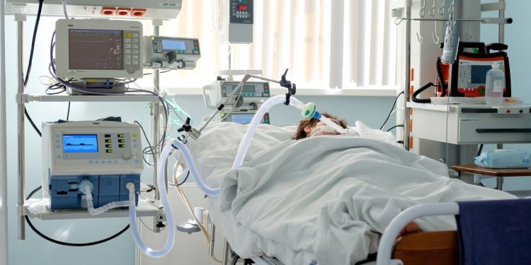 Διασωληνωμένη στην εντατική η 14χρονη που παρασύρθηκε από μοτοσικλέτα – News.gr