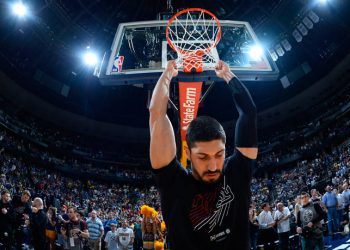 O Ενές Καντέρ αποκαλύπτει: Το κουμπί που υπάρχει στο κρεβάτι του και το FBI