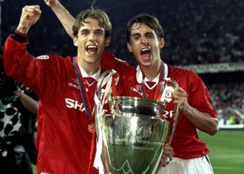 Στη σκιά του αδερφού τους