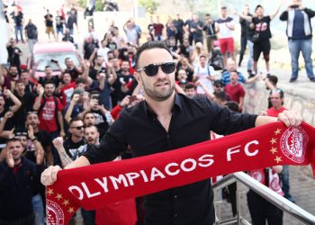 Ολυμπιακός: Ο Ματιέ Βαλμπουενά υπέγραψε και αποθεώθηκε