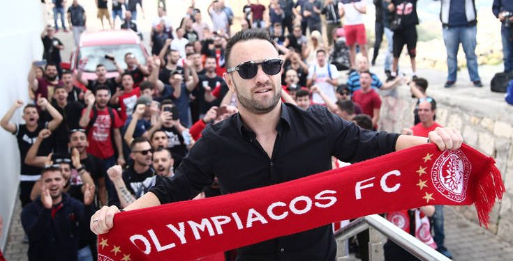 Ολυμπιακός: Ο Ματιέ Βαλμπουενά υπέγραψε και αποθεώθηκε