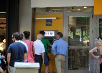 Μπαράζ πληρωμών για συντάξεις – επιδόματα