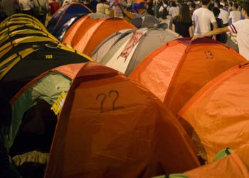 Συμβασιούχοι έστησαν σκηνές έξω από τα γραφεία του ΣΥΡΙΖΑ στην Πάτρα