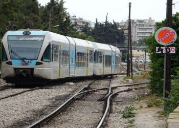 Πέταξαν πέτρες σε συρμό του προαστιακού, τραυματίστηκαν επιβάτες