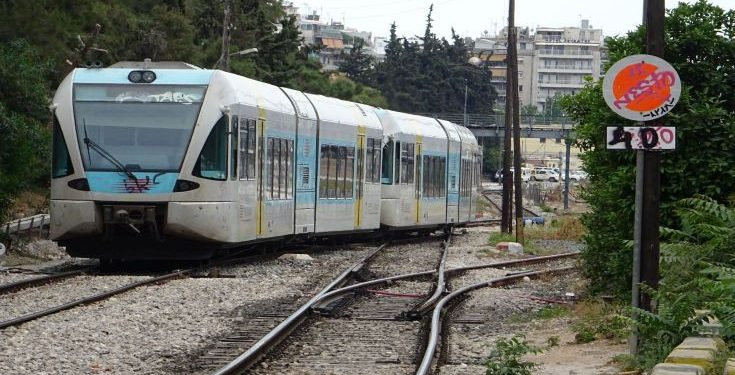 Πέταξαν πέτρες σε συρμό του προαστιακού, τραυματίστηκαν επιβάτες