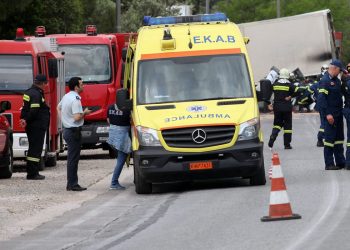 Δυο νεκροί και ένας τραυματίας – Προσπαθούν να απεγκλωβίσουν τους επιβάτες οι πυροσβέστες – News.gr