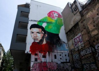 Μεγάλη τοιχογραφία με το πρόσωπο του Ζακ Κωστόπουλου στα Εξάρχεια