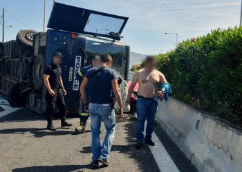 Φωτογραφίες από το τροχαίο με κλούβα της Αστυνομίας στην Κόρινθο