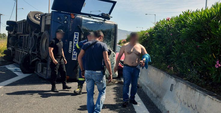 Φωτογραφίες από το τροχαίο με κλούβα της Αστυνομίας στην Κόρινθο