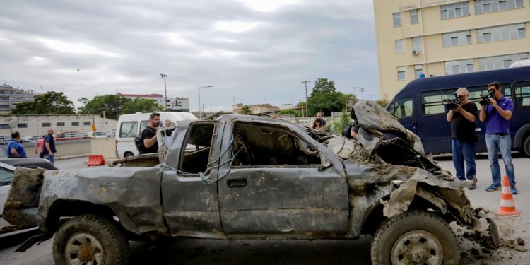 Το βίντεο με τους αστυνομικούς που εντοπίζουν θαμμένο το αυτοκίνητο του επιχειρηματία – News.gr
