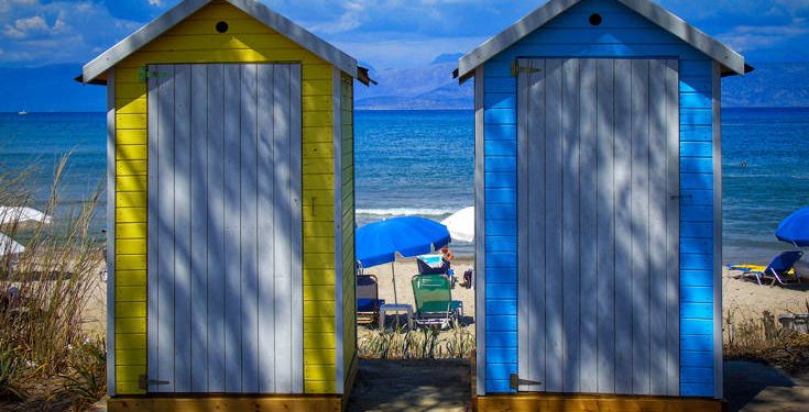 Εκλογές 2019: Μετά την κάλπη οι ψηφοφόροι βούτηξαν στη θάλασσα στο Ηράκλειο