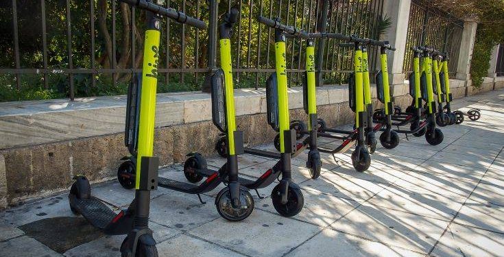 Άγνωστοι πέταξαν ηλεκτρικό πατίνι στο Θερμαϊκό Κόλπο