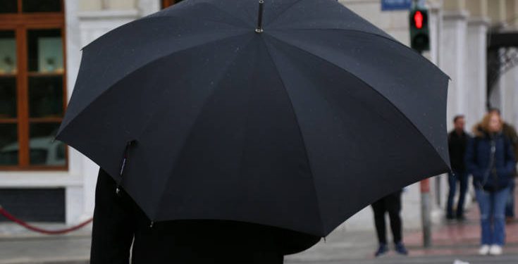 Καιρός: Ζέστη, σκόνη και βροχές μέχρι την Παρασκευή