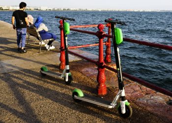 Άγνωστοι πέταξαν ηλεκτρικό πατίνι στο Θερμαϊκό Κόλπο