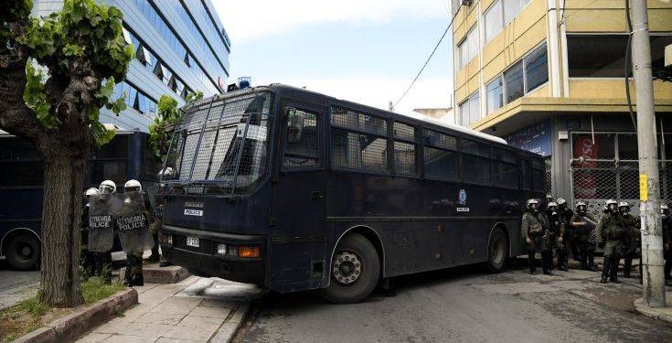 Μολότοφ και επεισόδια στη λεωφόρο Αθηνών κοντά σε προεκλογική ομιλία του Κασιδιάρη