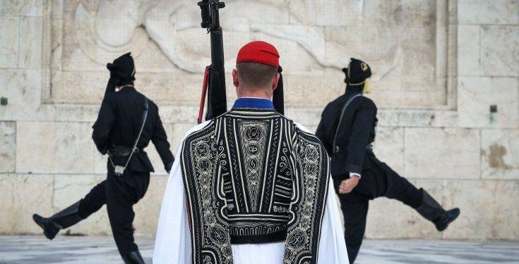 Συγκίνησαν οι πόντιοι εύζωνες στο Μνημείο του Άγνωστου Στρατιώτη