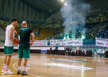 Basket League: Πανό εναντίον του Ολυμπιακού και ένα κοτόπουλο στο άδειο ΟΑΚΑ