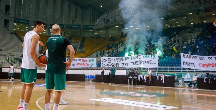 Basket League: Πανό εναντίον του Ολυμπιακού και ένα κοτόπουλο στο άδειο ΟΑΚΑ