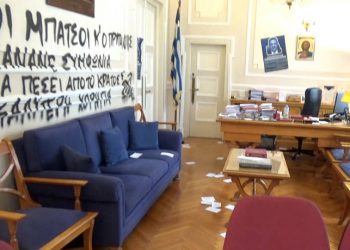 ΑΣΟΕΕ: Άγνωστοι εισέβαλαν στο γραφείο του πρύτανη και έγραψαν συνθήματα