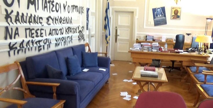 ΑΣΟΕΕ: Άγνωστοι εισέβαλαν στο γραφείο του πρύτανη και έγραψαν συνθήματα