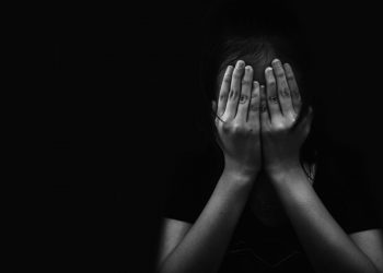«Έχω δει με τα μάτια μου τον πατέρα μου να δένει με αλυσίδα από το λαιμό την αδελφή μου»