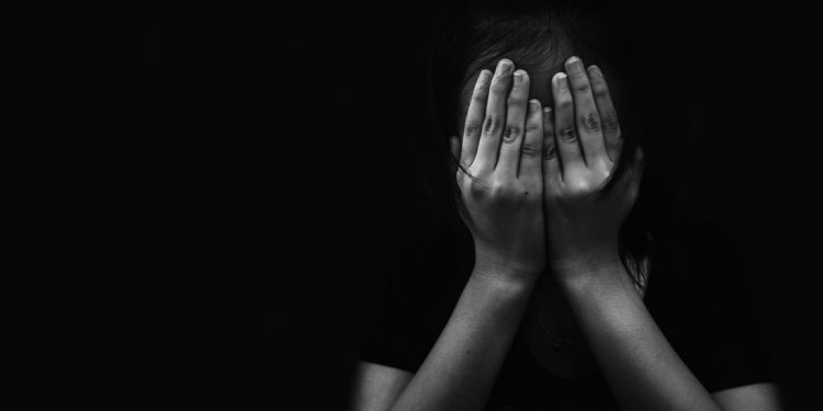 «Έχω δει με τα μάτια μου τον πατέρα μου να δένει με αλυσίδα από το λαιμό την αδελφή μου»