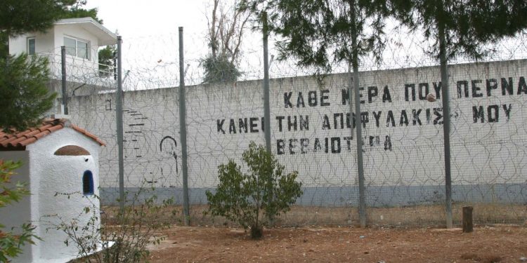 ΦΥΛΑΚΕΣ ΑΥΛΩΝΑΣ: Κινηματογραφική απόδραση και ανθρωποκυνηγητό (βίντεο)