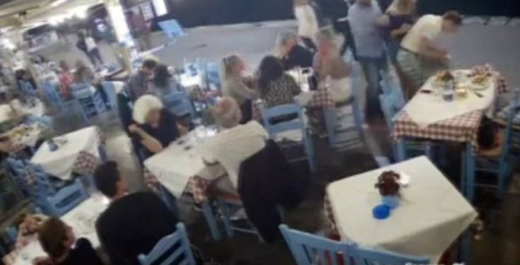 Η στιγμή που υπεύθυνος ταβέρνας στα Χανιά σώζει πελάτη από βέβαιο πνιγμό