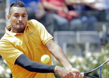 Ο Κύργιος τρελάθηκε με τον διαιτητή, πέταξε καρέκλα και έφυγε από το γήπεδο