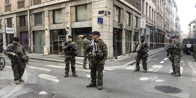 Ανθρωποκυνηγητό για τη σύλληψη του βομβιστή της Λυόν – News.gr