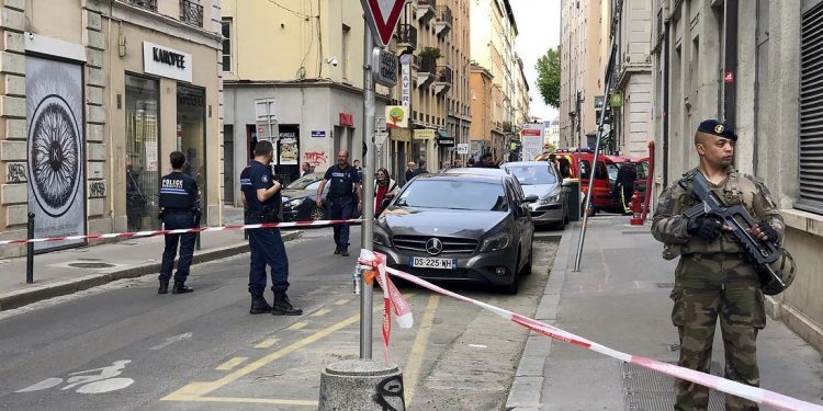 Βομβιστική επίθεση στη Λυόν, δύο ημέρες πριν τις ευρωεκλογές – News.gr
