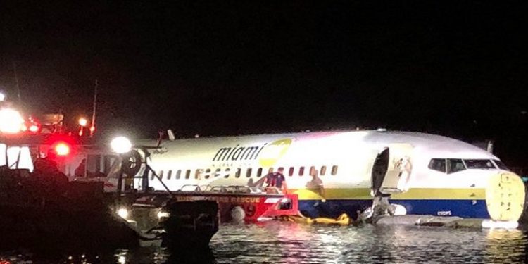 Boeing 737 με 136 επιβάτες βγήκε από τον διάδρομο προσγείωσης και κατέληξε σε ποτάμι