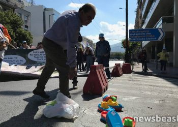 Καραβάκια και πούρα κοντά στο Μαξίμου στην κινητοποίηση της ΠΟΕΔΗΝ