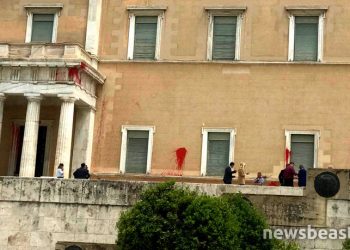 Επίθεση με μπογιές και καπνογόνα στη Βουλή