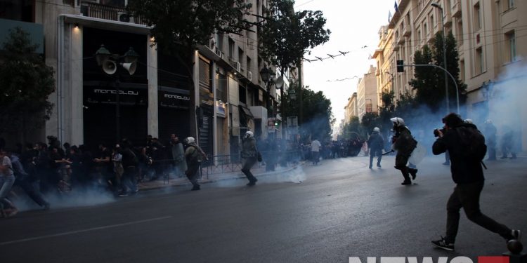 Ένταση και χημικά στην πορεία για τον Κουφοντίνα – News.gr