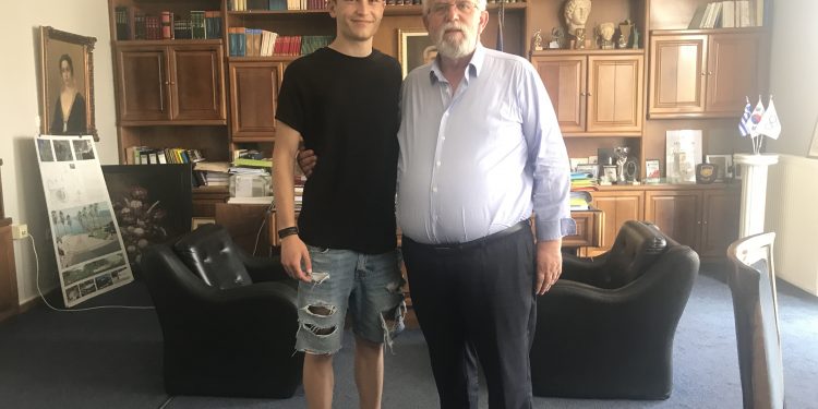ΔΗΜΟΣ ΗΛΙΔΑΣ: Ο Δήμαρχος Ήλιδας συνεχάρη τον άλτη του ΑΣΑ ΚΟΡΙΟΒΟΣ Αλέξη Αργυρόπουλο
