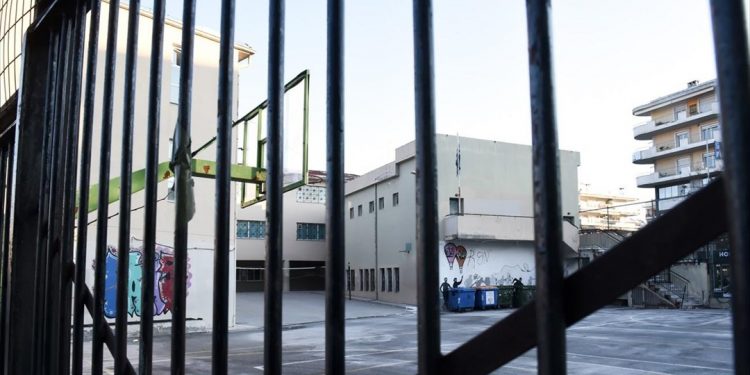 Αυτοψία στα σχολεία του δήμου Ανδραβίδας-Κυλλήνης λόγω των σεισμών