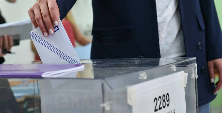 Πήγε να ψηφίσει δύο φορές και την τσάκωσαν