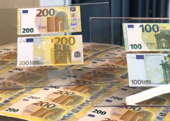 Κυκλοφόρησαν τα νέα χαρτονομίσματα των 100 και 200 ευρώ