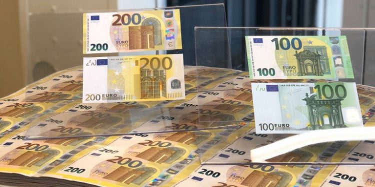 Κυκλοφόρησαν τα νέα χαρτονομίσματα των 100 και 200 ευρώ