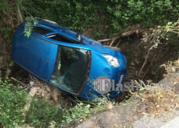 Αυτοκίνητο με δύο επιβάτες έπεσε στο κενό στα Χανιά