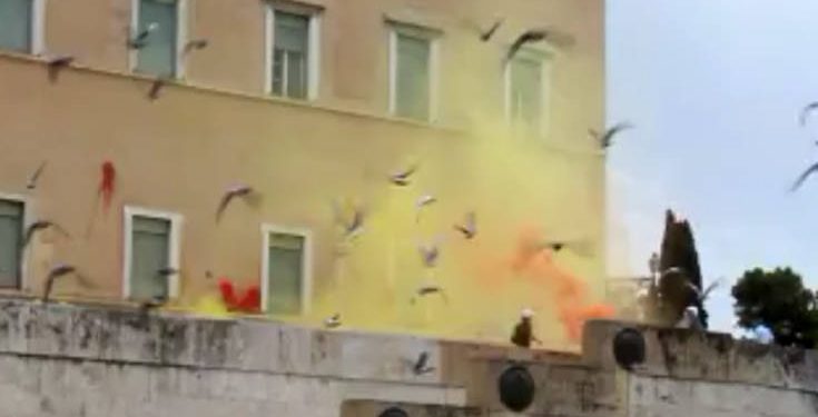 Το βίντεο από την επίθεση του Ρουβίκωνα με μπογιές στη Βουλή