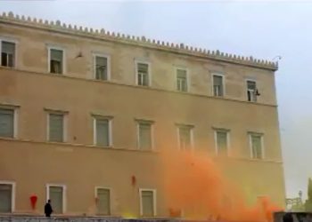 Το βίντεο από την επίθεση του Ρουβίκωνα στη Βουλή – News.gr