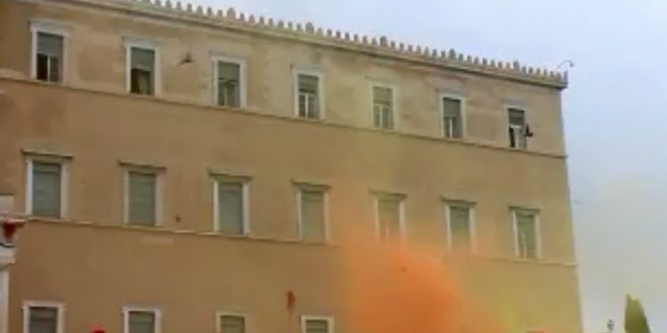 Το βίντεο από την επίθεση του Ρουβίκωνα στη Βουλή – News.gr