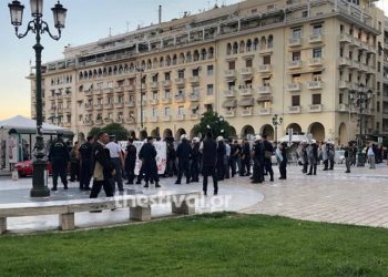 Διαμαρτυρία για τον Κουφοντίνα έξω από ομιλία του Β. Μεϊμαράκη στη Θεσσαλονίκη