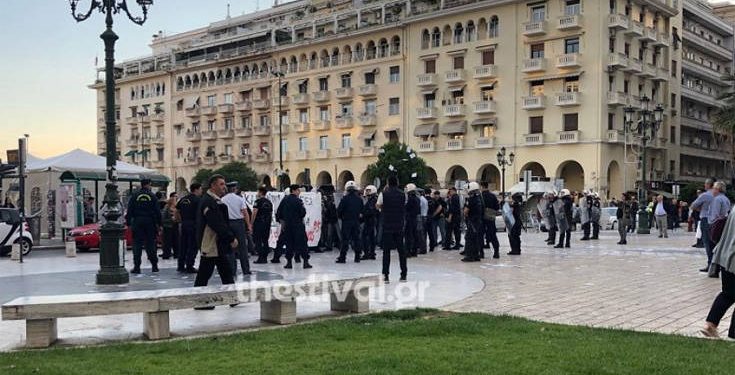 Διαμαρτυρία για τον Κουφοντίνα έξω από ομιλία του Β. Μεϊμαράκη στη Θεσσαλονίκη
