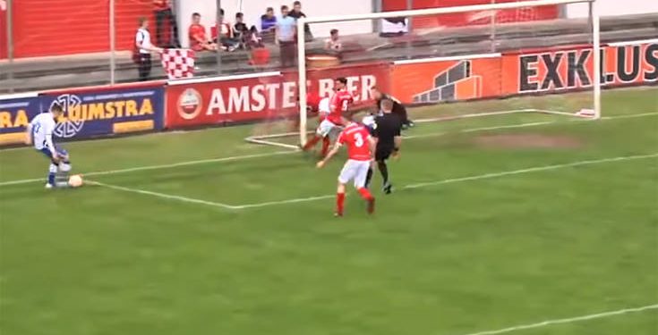 Διαιτητής στέλνει την μπάλα στα δίχτυα και μετρά κανονικά το γκολ