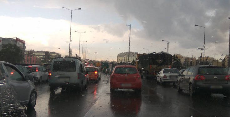 Καιρός: Καταιγίδες και χαλάζι την Αττική, προβλήματα στους δρόμους