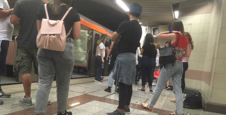 Αναστάτωση με άνδρα που περπατά στις γραμμές του μετρό στη στάση Συγγρού-Φιξ